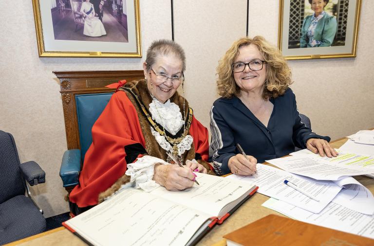 Cllr Beth Rowland signs the declaration of office becoming Mayor, with council Chief Executive Susan Parsonage