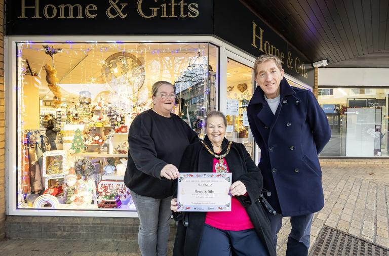 Representative of Home and Gifts received an award certificate from Borough Mayor