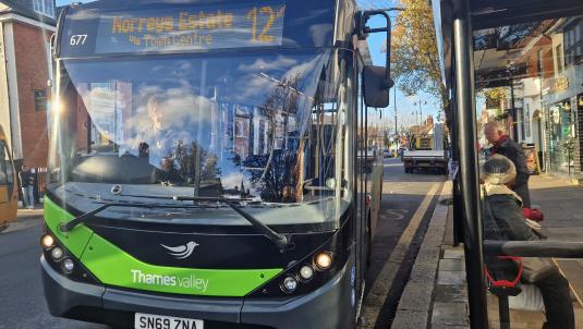 A 121 bus for the Norreys Estate waiting at a bus stop in Wokingham town centre