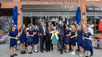 Opuz Wokingham ribbon cutting with borough Mayor Cllr Carol Jewell, Ibrahim and Gokhan Opuz and staff